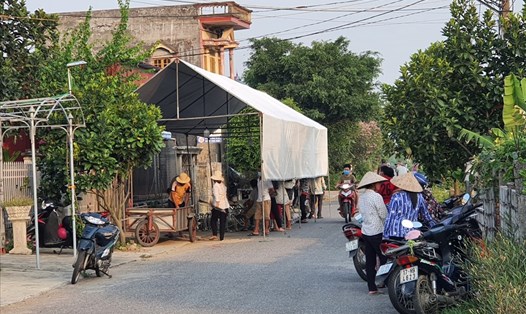 Phía trước ngôi nhà xảy ra vụ việc đau lòng chồng giết vợ ngay trong bữa cơm trưa ở Hưng Hà, Thái Bình. Ảnh: CTV