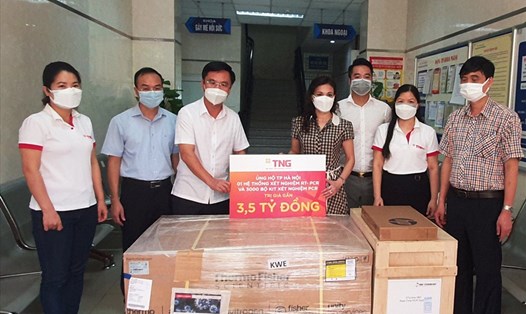 Lãnh đạo Tập đoàn TNG trao tặng thiết bị xét nghiệm COVID-19 trị giá 3,5 tỉ đồng cho bệnh viện dã chiến tại Hà Nội.