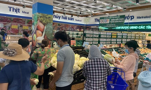 Người dân từng đổ xô đi siêu thị mua sắm sau khi thông tin TP.Nha Trang đóng cửa siêu thị. Ảnh: Thu Cúc