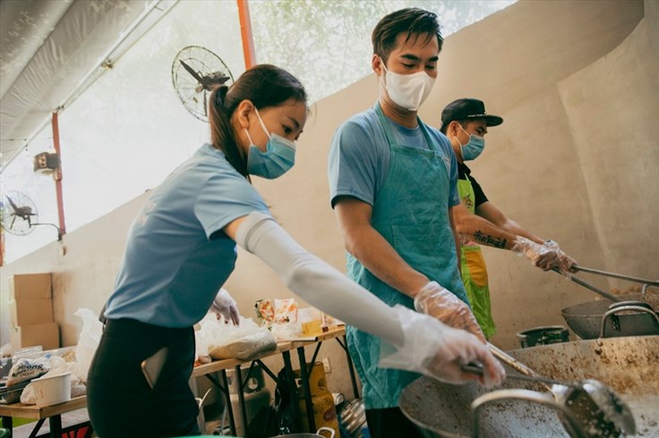 MC Trí Thuận “bỏ nhà" đi nấu cơm từ thiện suốt một tháng