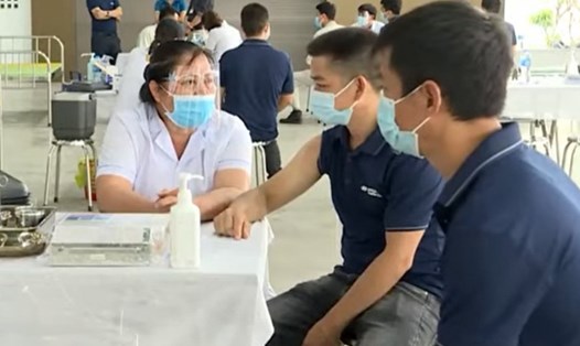 Tiêm vaccine phòng COVID-19 cho công nhân lao động tại Công ty CP Hyundai Thành Công. Ảnh: NT