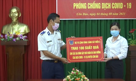 Bộ Tư lệnh Vùng Cảnh sát biển 3 trao quà cho Ủy ban MTTQ Việt Nam huyện Côn Đảo. Ảnh: T.A