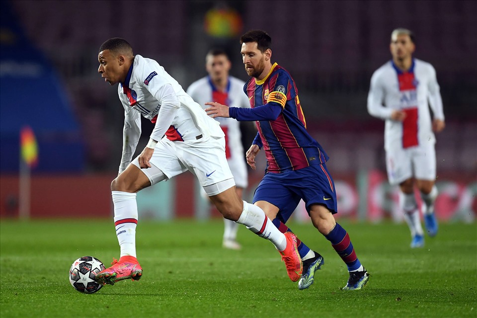 Barcelona sẽ có tiền giải quyết vấn đề quỹ lương để qua đó ký hợp đồng với Lionel Messi, trong khi Real Madrid có thể đầu tư vào Kylian Mbappe. Ảnh: UEFA