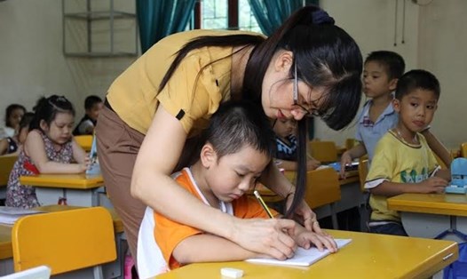 Nét chữ đầu tiên của cô và trò Trường Tiểu học Trần Phú, TP Hà Tĩnh, tỉnh Hà Tĩnh. Ảnh tư liệu: MH