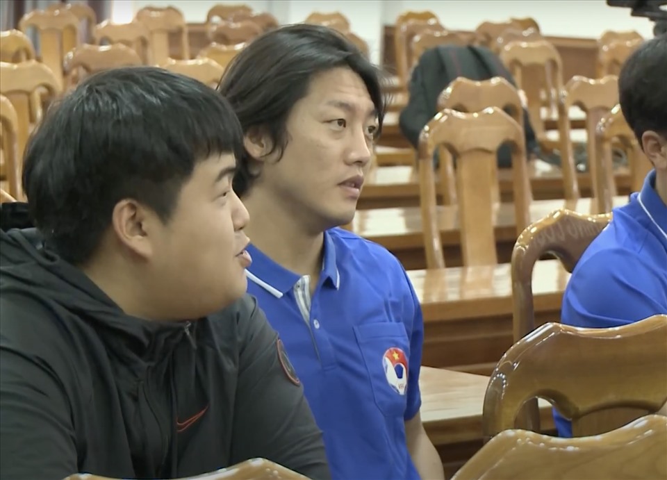 Trợ lý Park Kyuk Po (áo xanh) được bổ sung vào thành phần ban huấn luyện U22 Việt Nam. Ảnh: VFF