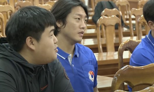 Trợ lý Park Kyuk Po (áo xanh) được bổ sung vào thành phần ban huấn luyện U22 Việt Nam. Ảnh: VFF