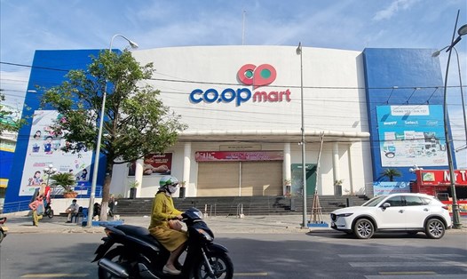 Siêu thị Co.opmart tạm đóng cửa vào sáng 5.8. Ảnh: Hưng Thơ.