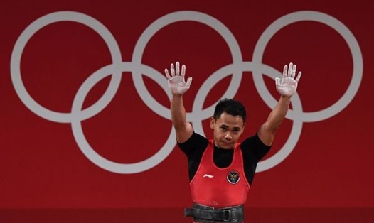 Đô cử Eko Irawan đoạt Huy chương bạc cử tạ hạng cân 61kg nam cho Indonesia tại Olympic Tokyo 2020. Ảnh: AFP.