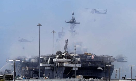 Trực thăng chữa cháy cho con tàu USS Bonhomme Richard ở San Diego, Mỹ hôm 13.7.2020. Ảnh: U.S Navy