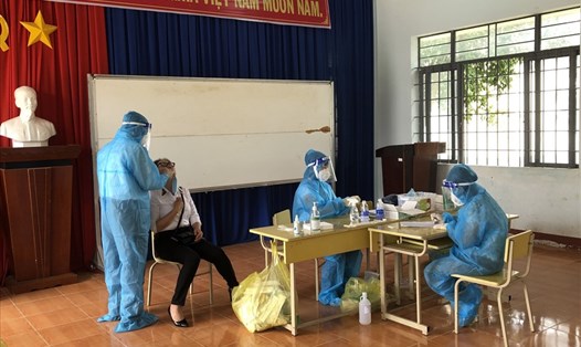 Lực lượng y tế tỉnh Đắk Lắk tiến hành làm xét nghiệm cho các thí sinh thi tốt nghiệp THPT đợt 1. Ảnh: T.X