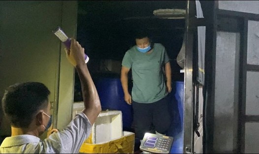 Một người Hải Dương trốn trong thùng xe tải để vào Hải Phòng. Ảnh Cổng TTĐT Hải Phòng