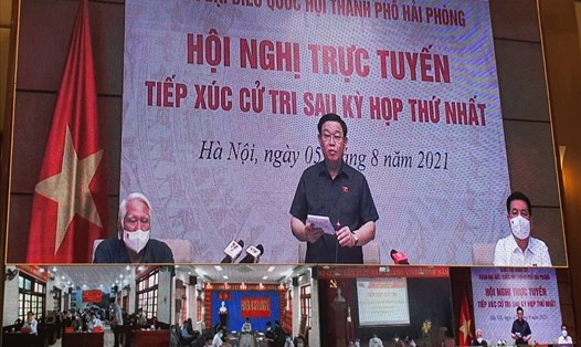 Chủ tịch Quốc hội Vương Đình Huệ tiếp xúc cử tri Hải Phòng tại đầu cầu Hà Nội sáng 5.8. Ảnh MC