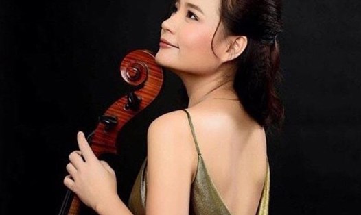 Nghệ sĩ cello Đinh Hoài Xuân tổ chức chương trình hoà nhạc trực tuyến. Ảnh: NVCC