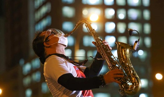 Tiết mục biểu diễn "Quê hương" của nghệ sĩ saxophone Trần Mạnh Tuấn trong Chương trình mang âm nhạc đến các bệnh viện dã chiến điều trị COVID-19 số 3 và 8 tại TP.Thủ Đức. Ảnh: NVCC