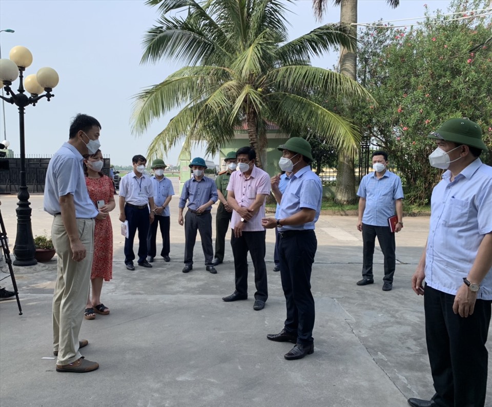 Ông Lưu Văn Bản - Phó Chủ tịch UBND tỉnh Hải Dương - yêu cầu Công ty TNHH May mặc quốc tế Phú Nguyên dừng hoạt động do xuất hiện ca F0. Ảnh: Cổng TTĐT tỉnh Hải Dương