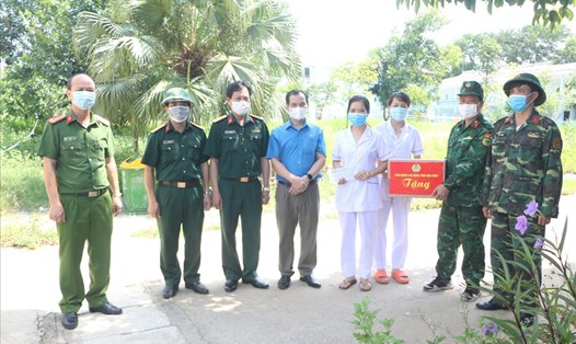 Đoàn công tác thăm và tặng quà tại khu cách ly tập trung tại Trường dân tộc Nội trú huyện Lương Sơn. Ảnh: Mạnh Cường