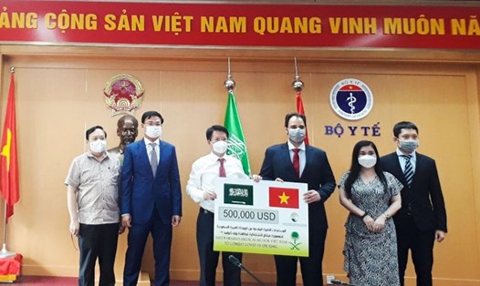 Lễ tiếp nhận vật tư y tế của Vương quốc Saudi Arabia hỗ trợ Việt Nam phòng chống dịch COVID-19. Ảnh: BNG