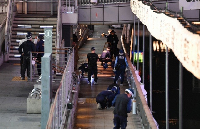 Cảnh sát Nhật Bản làm việc tại hiện trường nam thanh niên Việt Nam bị sát hại. Ảnh: Mainichi