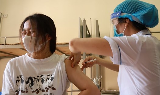 Cán bộ y tế tiêm vaccine COVID-19 cho người dân. Ảnh: Hải Nguyễn