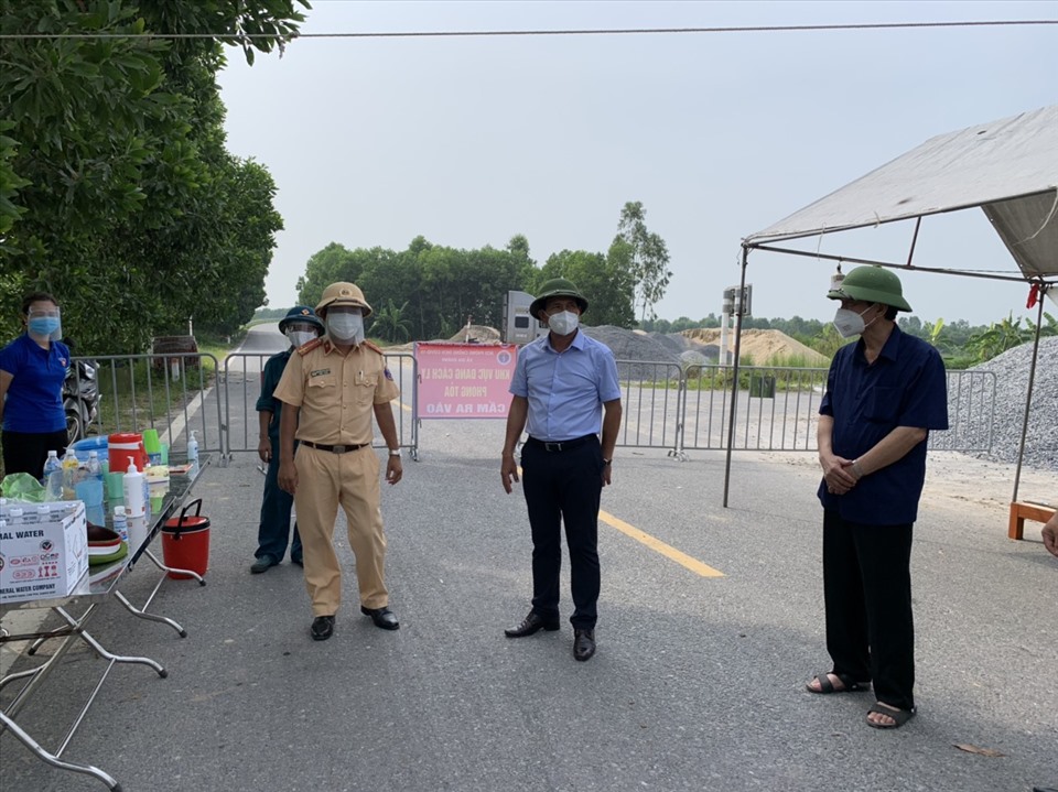 Lãnh đạo UBND tỉnh Hải Dương kiểm tra công tác phòng, chống dịch tại xã Gia Khánh (Gia Lộc) liên quan ca dương tính. Ảnh Cổng TTĐT Hải Dương