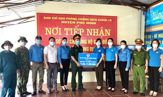 Lãnh đạo Liên đoàn Lao động huyện Phù Ninh và công đoàn cơ sở trao hỗ trợ kinh phí mua nhu yếu phẩm. Ảnh: LĐLĐ huyện Phù Ninh
