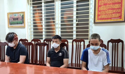 Khánh - chủ mưu vụ cướp xe máy của nữ lao công (ở giữa) và Nguyễn Huy Hoàng (ngoài cùng bên phải). Ảnh: Y.Hưng