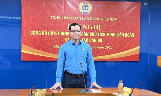 Ông Nguyễn Đình Khang, Uỷ viên Trung ương Đảng, Chủ tịch Tổng LĐLĐVN chúc mừng và giao nhiệm vụ cho các cán bộ. Ảnh: Việt Lâm