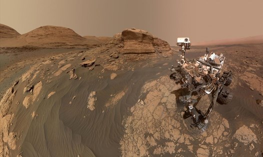 Tàu thám hiểm sao Hỏa Curiosity của NASA chụp selfie trước mỏm đá Mont Mercou cao 6m. Ảnh: NASA