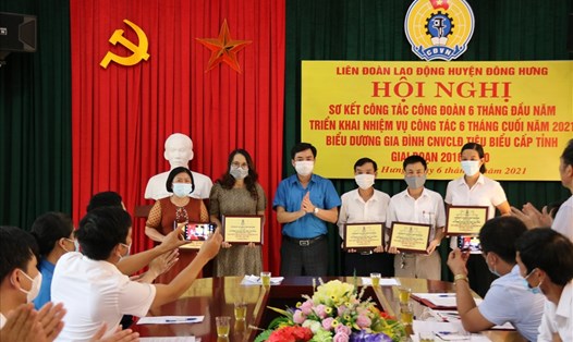 Lãnh đạo Liên đoàn Lao động tỉnh Thái Bình khen thưởng cho những gia đình đoàn viên, CNVCLĐ tiêu biểu cấp tỉnh, giai đoạn 2016 - 2020. Ảnh: Bá Mạnh