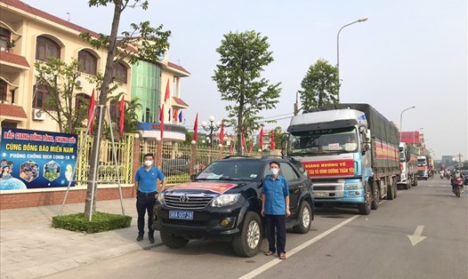 Hai cán bộ cơ quan Liên đoàn Lao động tỉnh Bắc Giang tham gia cùng đoàn xe tình nguyện vận chuyển hàng hóa, nhu yếu phẩm. Ảnh: Nguyễn Huyền