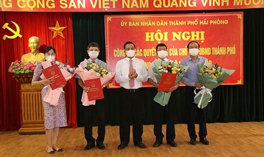 Chủ tịch UBND thành phố Nguyễn Văn Tùng trao Quyết định bổ nhiệm Giám đốc và Phó Giám đốc Sở Tư pháp Hải Phòng. Ảnh Cổng TTĐT Hải Phòng