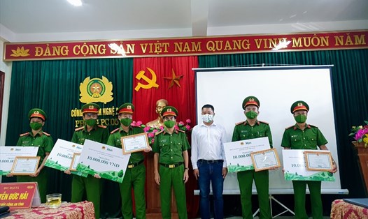 Ông Nguyễn Văn Thái- đại diện SVW trao tặng giấy khen và thưởng nóng cho lực lượng giải cứu động vật hoang dã. Ảnh: SVW