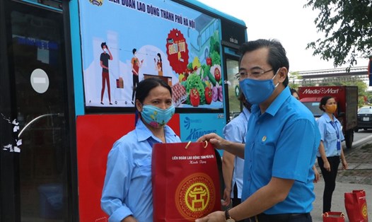 Phó Chủ tịch Liên đoàn Lao động Thành phố Hà Nội Nguyễn Chính Hữu trao hỗ trợ cho công nhân lao đọng từ Chương trình "Xe buýt siêu thị 0 đồng" ngày 6.8. Ảnh: Ngọc Ánh
