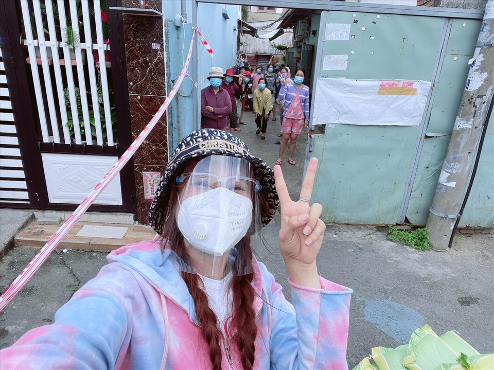Hồ Bích Trâm mua hơn 20 tấn gạo tặng người dân. Ảnh: NV. Hồ Bích Trâm mua hơn 20 tấn gạo tặng người dân. Ảnh: NV.