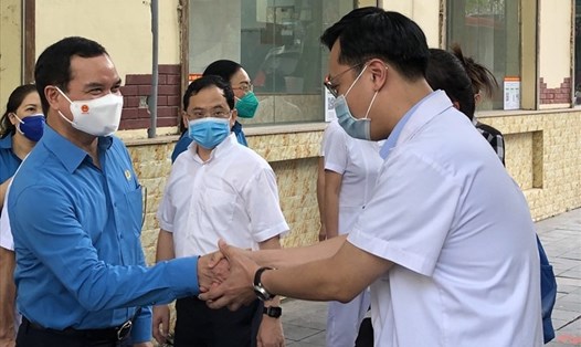 Ông Nguyễn Đình Khang, Uỷ viên Trung ương Đảng, Chủ tịch Tổng Liên đoàn Lao động Việt Nam (bên trái ảnh) tiễn cán bộ y tế Bệnh viện hữu nghị Việt Đức vào TPHCM chống dịch. Ảnh: Bảo Hân