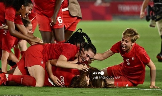 Niềm vui đoạt Huy chương vàng bóng đá nữ Olympic Tokyo 2020 của Canada. Ảnh: AFP.