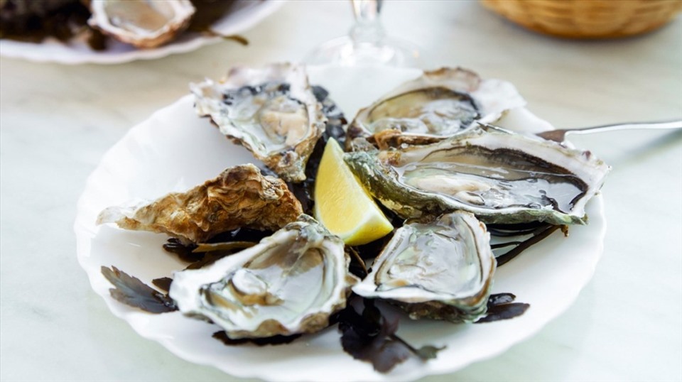 Hàu là thực phẩm rất giàu sắt nên bổ sung vào chế độ ăn hằng ngày. Ảnh: Healthline