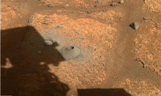 Tàu thăm dò sao Hỏa của NASA lần đầu khoan vào hành tinh đỏ. Ảnh: NASA