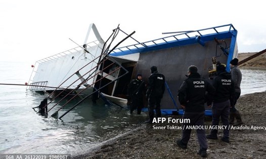 Một chiếc thuyền di cư bị lật ở Bitlis, Thổ Nhĩ Kỳ. Ảnh: AFP