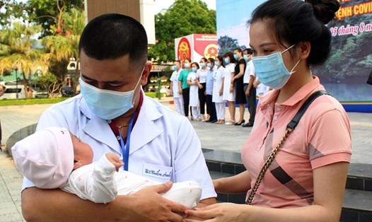 Cán bộ y tế tỉnh Cao Bằng chia tay người thân để vào hỗ trợ TP.Hồ Chí Minh chống dịch COVID-19. Ảnh: Báo Cao Bằng