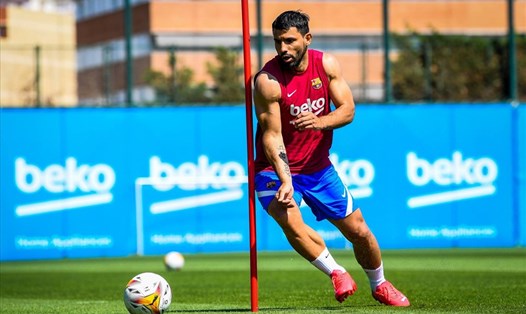 Sergio Aguero đã bắt đầu tập luyện tại Barcelona nhưng việc Lionel Messi không ký hợp đồng lại khiến anh muốn chấm dứt hợp đồng. Ảnh: Barcelona