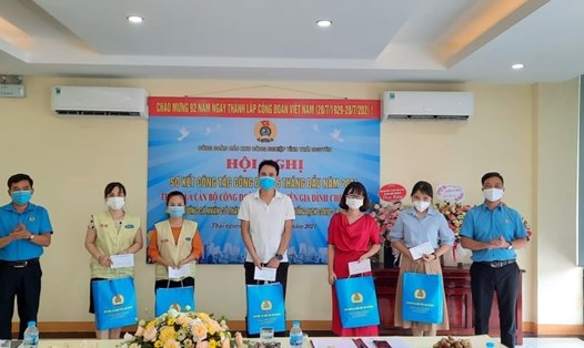 Công đoàn các KCN tỉnh Thái Nguyên hỗ trợ cho 7công nhân có hoàn cảnh khó khăn. Ảnh Đ.Khang