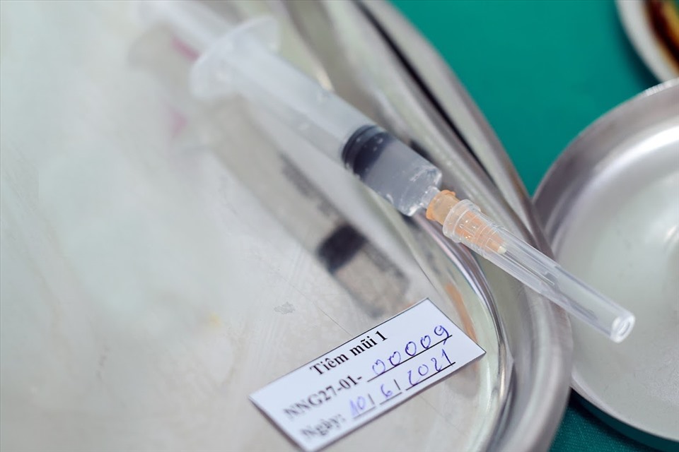 Mũi tiêm thử nghiệm vaccine Nano Covax tại Học viện Quân y. Ảnh: Hải Nguyễn