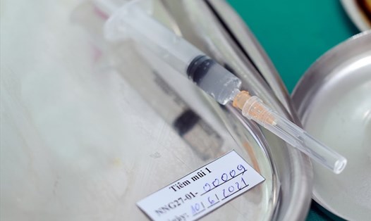 Mũi tiêm thử nghiệm vaccine Nano Covax tại Học viện Quân y. Ảnh: Hải Nguyễn