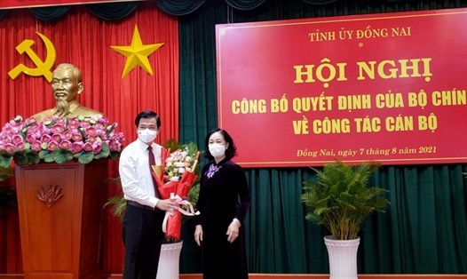Bà Trương Thị Mai - Trưởng Ban Tổ chức Trung ương - trao quyết định cho ông Nguyễn Hồng Lĩnh. Ảnh: Hà Anh Chiến