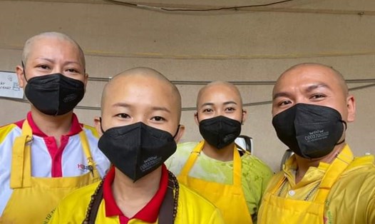 Các thành viên trong Đội tình nguyện nấu cơm phục vụ tuyến đầu chống dịch đã tự nguyện cắt tóc. Ảnh: PM