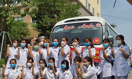 Sinh viên, bán bộ Trường Đại học Điều dưỡng Nam Định xuất quân vào hỗ trợ các tỉnh  phía Nam chống dịch COVID-19.
