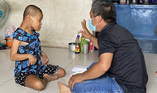Ông Võ Minh Cường hỗ trợ suất ăn miễn phí cho một người tàn tật trên địa bàn. Ảnh: ML