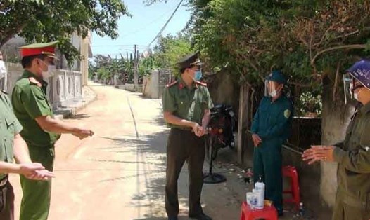 Cơ quan chức năng phong toả nơi ở của bệnh nhân COVID-19 ở xã Quảng Lưu, huyện Quảng Xương, Thanh Hoá.