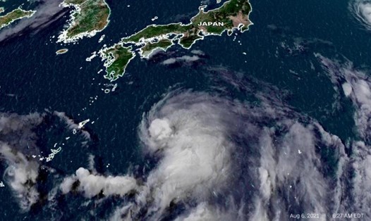 Tin bão mới nhất cho thấy 2 cơn bão Mirinae và Lupit ảnh hưởng đến Nhật Bản cuối tuần này. Ảnh: Weather